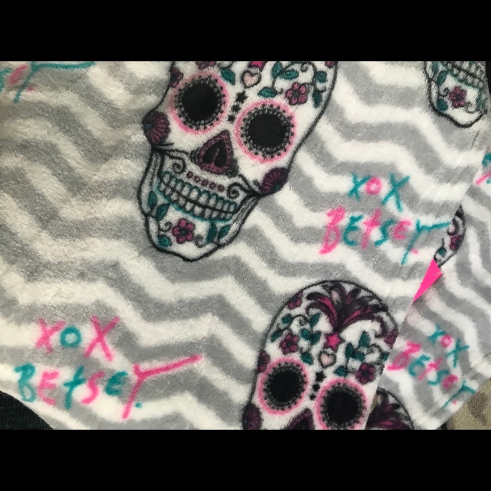 NWT Betsey Johnson Throw Skull Candy Chevron Gray - Picture 4 of 4